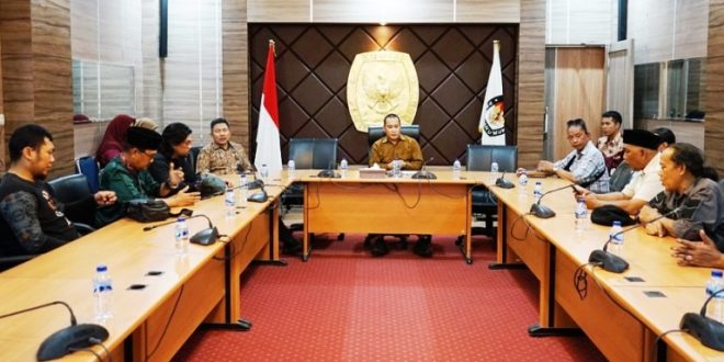 Ketua Komisi Pemilihan Umum (KPU) Provinsi Sumatera Selatan (Sumsel), Andika Pranata Jaya, didampingi Kepala Bagian Teknis Penyelenggaraan Pemilihan Umum (Pemilu), Erland Evriansyah, menerima audiensi dari Dewan Kesenian Palembang (DKP), pada hari Jum'at tanggal 28 Juni 2024. (Bekisar Media / dok. KPU Sumsel)