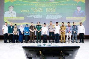 H. Apriyadi Mahmud, Pj. Bupati Kabupaten Musi Banyuasin, foto bersama peserta Musyawarah Perencanaan Pembangunan, RPJPD, RKPD, dan Rembuk Stunting, di Opproom Pemkab Muba. (bekisarmedia.id/eka sahputra)