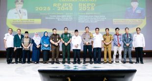 H. Apriyadi Mahmud, Pj. Bupati Kabupaten Musi Banyuasin, foto bersama peserta Musyawarah Perencanaan Pembangunan, RPJPD, RKPD, dan Rembuk Stunting, di Opproom Pemkab Muba. (bekisarmedia.id/eka sahputra)