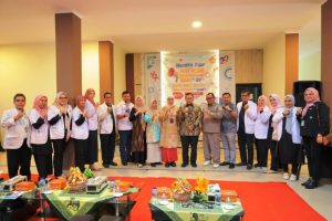 Pj. Wali Kota Palembang, Ucok Abdulrauf Damenta, foto bersama jajaran Rumah Sakit Umum Daerah Bari Palembang, dalam rangka memperinghati Hari Ulang Tahun ke 29 di Kantor Camat Jakabaring, hari Kamis tanggal 27 Juni 2024. (Bekisar Media / Oyong Hairudin)