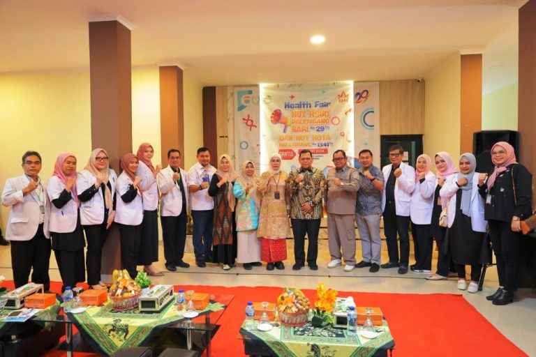 Pj. Wali Kota Palembang, Ucok Abdulrauf Damenta, foto bersama jajaran Rumah Sakit Umum Daerah Bari Palembang, dalam rangka memperinghati Hari Ulang Tahun ke 29 di Kantor Camat Jakabaring, hari Kamis tanggal 27 Juni 2024. (Bekisar Media / Oyong Hairudin)