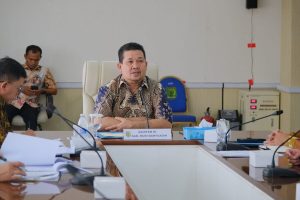 Asisten Administrasi Umum Sekretariat Daerah (Setda) Muba, Safaruddin, memimpin rapat pembahasan Pengelolaan Barang Milik Negara (BMN) Kantor Pelayanan Pajak Pratama, Sekayu, hari Kamis tanggal 18 April 2024 di Ruang Rapat Randik. (Bekisar Media / Eka Sahputra)