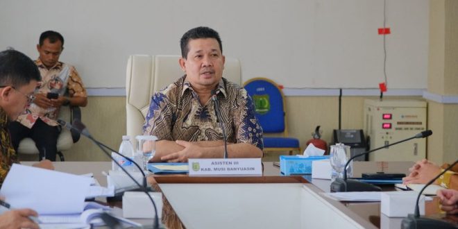 Asisten Administrasi Umum Sekretariat Daerah (Setda) Muba, Safaruddin, memimpin rapat pembahasan Pengelolaan Barang Milik Negara (BMN) Kantor Pelayanan Pajak Pratama, Sekayu, hari Kamis tanggal 18 April 2024 di Ruang Rapat Randik. (Bekisar Media / Eka Sahputra)
