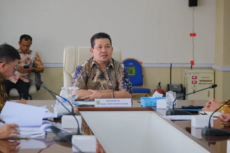 Asisten Administrasi Umum Sekretariat Daerah (Setda) Muba, Safaruddin, memimpin rapat pembahasan Pengelolaan Barang Milik Negara (BMN) Kantor Pelayanan Pajak Pratama, Sekayu, hari Kamis tanggal 18 April 2024 di Ruang Rapat Randik. (Bekisar Media / Eka Sahputra)