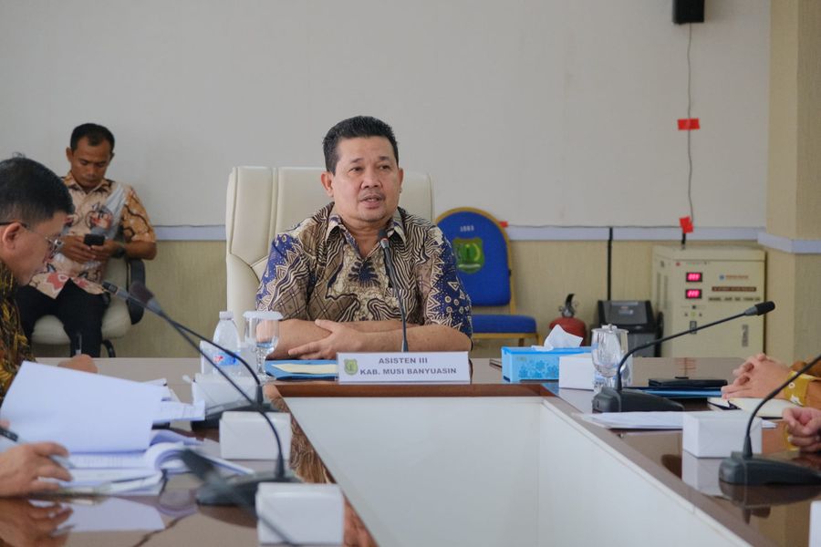Asisten Administrasi Umum Sekretariat Daerah (Setda) Muba, Safaruddin, memimpin rapat pembahasan Pengelolaan Barang Milik Negara (BMN) Kantor Pelayanan Pajak Pratama, Sekayu, hari Kamis tanggal 18 April 2024 di Ruang Rapat Randik. (Bekisar Media / Eka Sahputra)