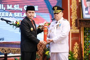 Kepala Biro Umum dan Perlengkapan Pemerintah Provinsi (Pemprov) Sumatera Selatan (Sumsel), Sandi Fahlevi, resmi dilantik menjadi Penjabat (Pj.) Bupati Kabupaten Musi Banyuasin (Muba) oleh Pj. Gubernur Sumsel, Dr. Agus Fatoni, hari Senin tanggal 22 April 2024 di Ruang Joglo Griya Agung Palembang. (Bekisar Media / Eka Sahputra)