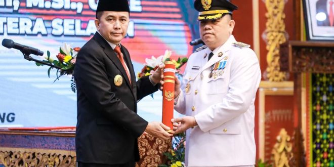 Kepala Biro Umum dan Perlengkapan Pemerintah Provinsi (Pemprov) Sumatera Selatan (Sumsel), Sandi Fahlevi, resmi dilantik menjadi Penjabat (Pj.) Bupati Kabupaten Musi Banyuasin (Muba) oleh Pj. Gubernur Sumsel, Dr. Agus Fatoni, hari Senin tanggal 22 April 2024 di Ruang Joglo Griya Agung Palembang. (Bekisar Media / Eka Sahputra)