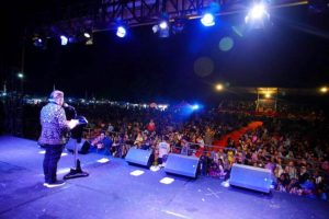 Pj. Bupati Muba, Sandi Fahlepi, dalam acara pembukaan Festival Tirto Mulyo, Desa Tegal Mulyo, Kecamatan Keluang, hari Sabtu malam tanggal 8 Juni 2024 di Lapangan Sepak Bola Desa Tegal Mulyo, Kecamatan Keluang. (Bekisar Media / Eka Sahputra)