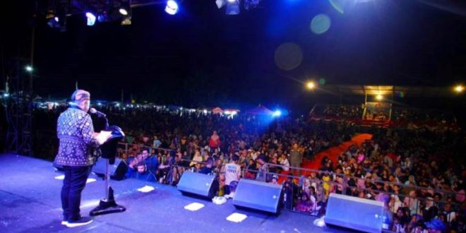 Pj. Bupati Muba, Sandi Fahlepi, dalam acara pembukaan Festival Tirto Mulyo, Desa Tegal Mulyo, Kecamatan Keluang, hari Sabtu malam tanggal 8 Juni 2024 di Lapangan Sepak Bola Desa Tegal Mulyo, Kecamatan Keluang. (Bekisar Media / Eka Sahputra)