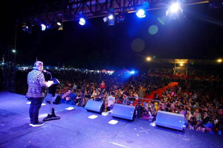 Pj. Bupati Muba, Sandi Fahlepi, dalam acara pembukaan Festival Tirto Mulyo, Desa Tegal Mulyo, Kecamatan Keluang, hari Sabtu malam tanggal 8 Juni 2024 di Lapangan Sepak Bola Desa Tegal Mulyo, Kecamatan Keluang. (Bekisar Media / Eka Sahputra)
