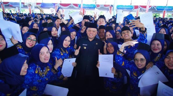 Pj. Bupati Kabupaten Musi Banyuasin, Sandi Fahlepi, foto bersama Pegawai Pemerintah dengan Perjanjian Kerja (PPPK) yang dinyatakan lulus di tahun 2023 dan telah dilantik hari Kamis tanggal 6 Juni 2024 di Stable Berkuda, Sekayu. (Bekisar Media / Eka Sahputra)