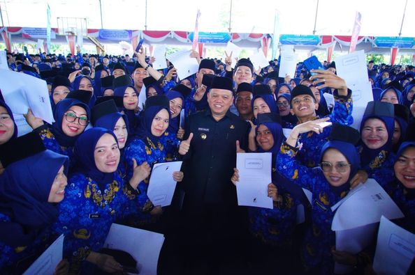 Pj. Bupati Kabupaten Musi Banyuasin, Sandi Fahlepi, foto bersama Pegawai Pemerintah dengan Perjanjian Kerja (PPPK) yang dinyatakan lulus di tahun 2023 dan telah dilantik hari Kamis tanggal 6 Juni 2024 di Stable Berkuda, Sekayu. (Bekisar Media / Eka Sahputra)