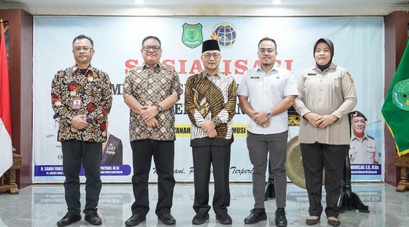 Sekretaris Daerah (Sekda) Muba, H. Apriyadi Mahmud, saat menghadiri Sosialisasi Sertifikat Elektronik di Auditorium Pemerintah Kabupaten (Pemkab) Muba, hari Kamis tanggal 30 Mei 2024. (Bekisar Media / Eka Sahputra)