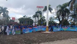 Ratusan buruh berunjuk rasa menolak kebijakan Tabungan Perumahan Rakyat atau Tapera di Halaman Kantor Dewan Perwakilan Rakyat Daerah (DPRD) Provinsi Sumatera Selatan (Sumsel), hari Kamis tanggal 27 Juni 2024. (Bekisar Media / Oyong Hairudin)