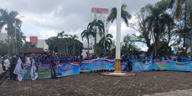 Ratusan buruh berunjuk rasa menolak kebijakan Tabungan Perumahan Rakyat atau Tapera di Halaman Kantor Dewan Perwakilan Rakyat Daerah (DPRD) Provinsi Sumatera Selatan (Sumsel), hari Kamis tanggal 27 Juni 2024. (Bekisar Media / Oyong Hairudin)
