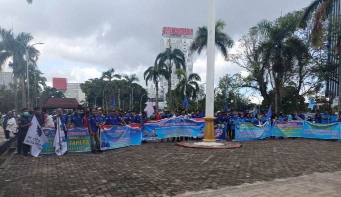 Ratusan buruh berunjuk rasa menolak kebijakan Tabungan Perumahan Rakyat atau Tapera di Halaman Kantor Dewan Perwakilan Rakyat Daerah (DPRD) Provinsi Sumatera Selatan (Sumsel), hari Kamis tanggal 27 Juni 2024. (Bekisar Media / Oyong Hairudin)