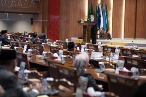 Sekretaris Daerah Provinsi Sumatera Selatan, Supriono, membacakan Jawaban Tertulis dari Pj. Gubernur Sumsel atas Pandangan Umum Fraksi-Fraksi di DPRD Sumsel Terhadap Raperda Tentang Pertanggungjawaban Pelaksanaan APBD Tahun Anggaran 2023 di Rapat Paripurna 84 DPRD Sumsel, hari Kamis tanggal 6 Juni 2024. (Humas DPRD Sumsel)