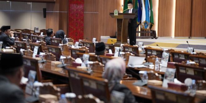 Sekretaris Daerah Provinsi Sumatera Selatan, Supriono, membacakan Jawaban Tertulis dari Pj. Gubernur Sumsel atas Pandangan Umum Fraksi-Fraksi di DPRD Sumsel Terhadap Raperda Tentang Pertanggungjawaban Pelaksanaan APBD Tahun Anggaran 2023 di Rapat Paripurna 84 DPRD Sumsel, hari Kamis tanggal 6 Juni 2024. (Humas DPRD Sumsel)