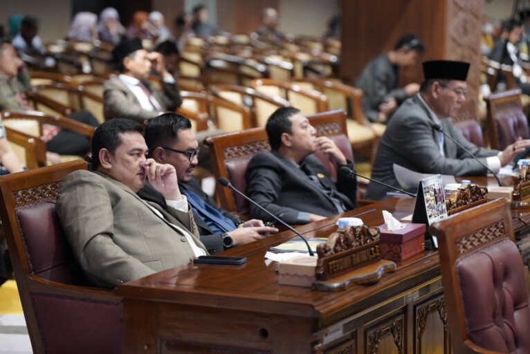 Anggota DPRD Sumsel mendengarkan Jawaban Pj. Gubernur Sumsel atas Pandangan Umum Fraksi-Fraksi di DPRD Sumsel Terhadap Raperda Tentang Pertanggungjawaban Pelaksanaan APBD Tahun Anggaran 2023 di Rapat Paripurna 84 DPRD Sumsel, hari Kamis tanggal 6 Juni 2024. (Humas DPRD Sumsel)