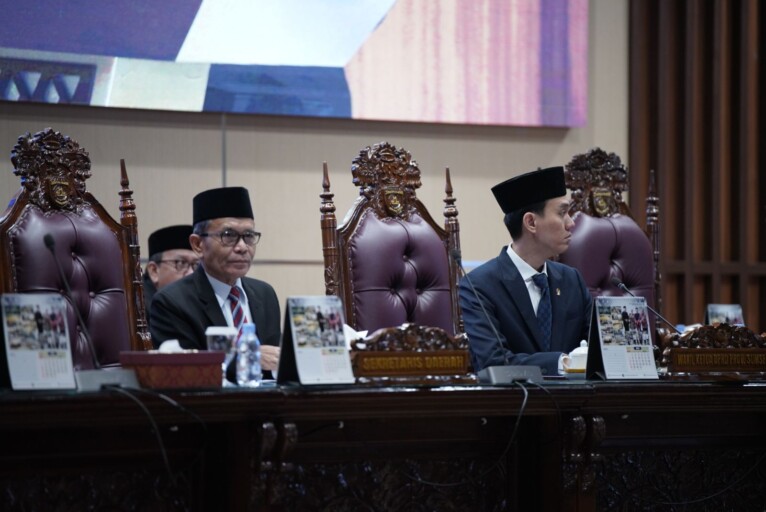 Sekretaris Daerah Provinsi Sumatera Selatan, Supriono, bersama Wakil Ketua DPRD Sumsel, Muchendi Mahzarekki, saat Rapat Paripurna ke 84 DPRD Sumsel pada hari Kamis tanggal 6 Juni 2024 dengan agenda Pembacaan Jawaban dari Pj. Gubernur Sumsel atas Pandangan Umum Fraksi-Fraksi di DPRD Sumsel Terhadap Raperda Tentang Pertanggungjawaban Pelaksanaan APBD Tahun Anggaran 2023. (foto : Humas DPRD Sumsel)