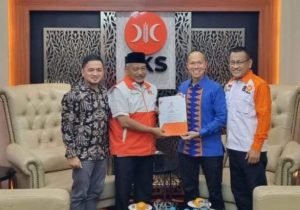 Yudha Pratomo Mahyuddin Menerima Surat Keputusan dari Dewan Pimpinan Pusat Partai Keadilan Sejahtera untuk maju di Pemilihan Wali Kota Palembang bersama Baharudin, hari Kamis tanggal 4 Juli 2024. (Bekisar media / Oyong Hairudin)