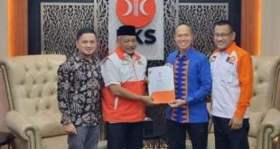 Yudha Pratomo Mahyuddin Menerima Surat Keputusan dari Dewan Pimpinan Pusat Partai Keadilan Sejahtera untuk maju di Pemilihan Wali Kota Palembang bersama Baharudin, hari Kamis tanggal 4 Juli 2024. (Bekisar media / Oyong Hairudin)