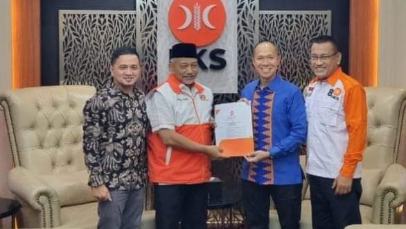 Yudha Pratomo Mahyuddin Menerima Surat Keputusan dari Dewan Pimpinan Pusat Partai Keadilan Sejahtera untuk maju di Pemilihan Wali Kota Palembang bersama Baharudin, hari Kamis tanggal 4 Juli 2024. (Bekisar media / Oyong Hairudin)
