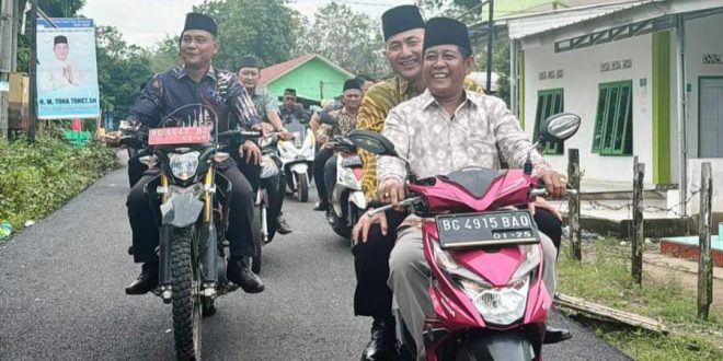 Sekretaris Daerah Kabupaten Musi Banyuasin, H. Apriyadi Mahmud, dibonceng oleh warga, mengecek langsung peningkatan ruas jalan dari Desa Teluk Kijing 1 menuju Desa Teluk Kijing 2, pada hari Selasa pagi, tanggal 9 Juli 2024. (Bekisar Media / Eka Sahputra)