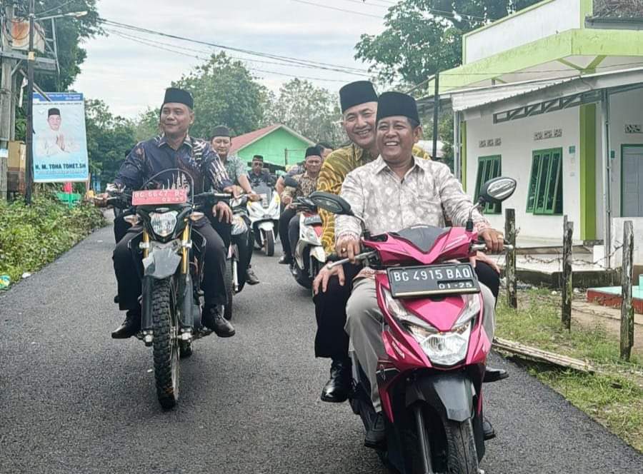 Sekretaris Daerah Kabupaten Musi Banyuasin, H. Apriyadi Mahmud, dibonceng oleh warga, mengecek langsung peningkatan ruas jalan dari Desa Teluk Kijing 1 menuju Desa Teluk Kijing 2, pada hari Selasa pagi, tanggal 9 Juli 2024. (Bekisar Media / Eka Sahputra)