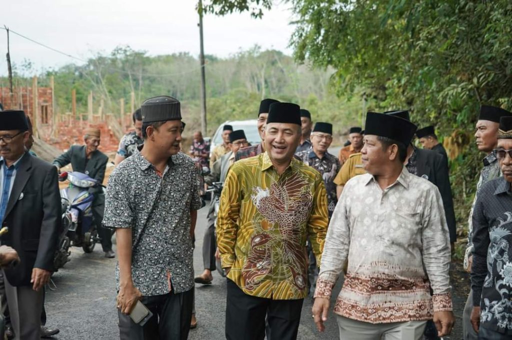 Bakal Calon Bupati Kabupaten Musi Banyuasin, H. Apriyadi Mahmud, berbincang dengan warga Desa Teluk Kijing, Kecamatan Lais, hari Selasa tanggal 9 Juli 2024. (Bekisar Media / Eka Sahputra)