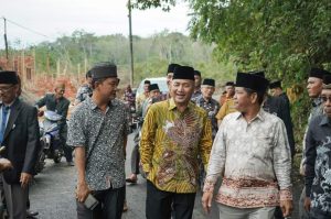 Bakal Calon Bupati Kabupaten Musi Banyuasin, H. Apriyadi Mahmud, berbincang dengan warga Desa Teluk Kijing, Kecamatan Lais, hari Selasa tanggal 9 Juli 2024. (Bekisar Media / Eka Sahputra)