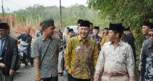 Bakal Calon Bupati Kabupaten Musi Banyuasin, H. Apriyadi Mahmud, berbincang dengan warga Desa Teluk Kijing, Kecamatan Lais, hari Selasa tanggal 9 Juli 2024. (Bekisar Media / Eka Sahputra)