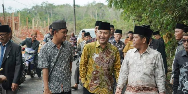 Bakal Calon Bupati Kabupaten Musi Banyuasin, H. Apriyadi Mahmud, berbincang dengan warga Desa Teluk Kijing, Kecamatan Lais, hari Selasa tanggal 9 Juli 2024. (Bekisar Media / Eka Sahputra)