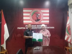 Ir. Hj. Lucianty, S.E., resmi menerima Surat Keputusan (SK) dari Partai Kebangkitan Nusantara (PKN) untuk maju sebagai Bakal Calon Bupati (Cabup) Kabupaten Musi Banyuasin (Muba) periode 2024-2029. (Bekisar Media / Edi Triono)