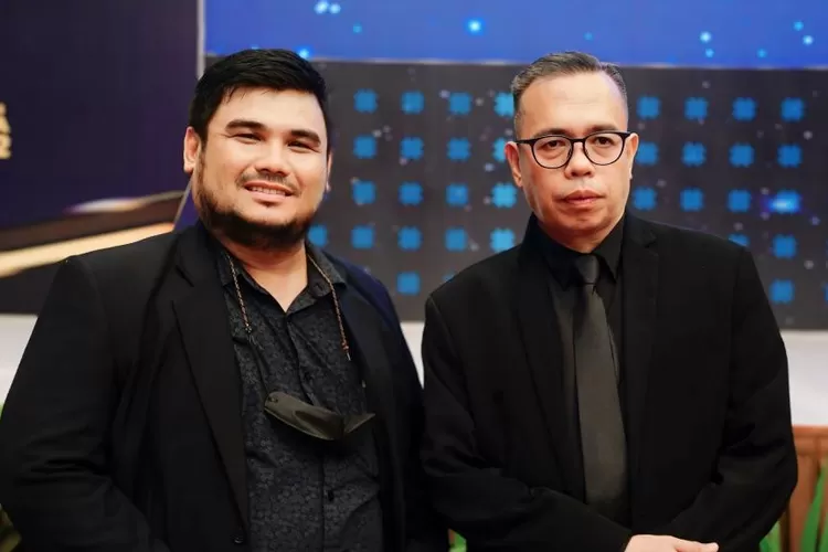 Direktur Eksekutif Lintas Politika Indonesia, Kemas Khoirul Mukhlis, bersama manajer Personal Branding Lintas Politika, Muhammad Darmansa. (Bekisar Media / dokumen Kemas Khoirul Mukhlis)