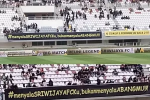Spanduk yang dibentangkan oleh supporter Sriwijaya FC saat menyaksikan pertandingan Reuni Legenda Sriwijaya FC di Stadion Gelora Sriwijaya Jakabaring, hari Minggu tanggal 30 Juni 2024. (Bekisar Media / Raam)