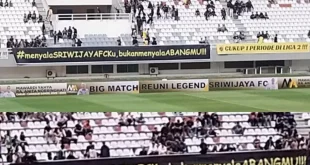 Spanduk yang dibentangkan oleh supporter Sriwijaya FC saat menyaksikan pertandingan Reuni Legenda Sriwijaya FC di Stadion Gelora Sriwijaya Jakabaring, hari Minggu tanggal 30 Juni 2024. (Bekisar Media / Raam)