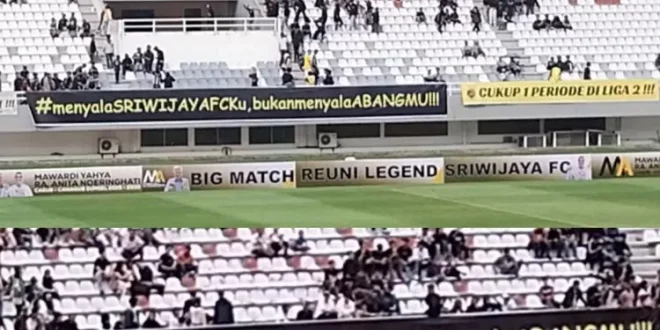 Spanduk yang dibentangkan oleh supporter Sriwijaya FC saat menyaksikan pertandingan Reuni Legenda Sriwijaya FC di Stadion Gelora Sriwijaya Jakabaring, hari Minggu tanggal 30 Juni 2024. (Bekisar Media / Raam)