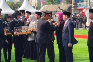 Ketua DPRD Provinsi Sumatera Selatan, R.A. Anita Noeringhati, menerima Pin Emas dari KAPOLRI, pada saat Upacara Hari Ulang Tahun Bhayangkara ke 78 di Markas Kepolisian Daerah (MAPOLDA) Sumsel, hari Senin tanggal 1 Juli 2024. (Bekisar Media / Raam)
