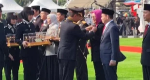 Ketua DPRD Provinsi Sumatera Selatan, R.A. Anita Noeringhati, menerima Pin Emas dari KAPOLRI, pada saat Upacara Hari Ulang Tahun Bhayangkara ke 78 di Markas Kepolisian Daerah (MAPOLDA) Sumsel, hari Senin tanggal 1 Juli 2024. (Bekisar Media / Raam)