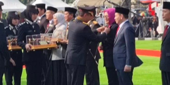 Ketua DPRD Provinsi Sumatera Selatan, R.A. Anita Noeringhati, menerima Pin Emas dari KAPOLRI, pada saat Upacara Hari Ulang Tahun Bhayangkara ke 78 di Markas Kepolisian Daerah (MAPOLDA) Sumsel, hari Senin tanggal 1 Juli 2024. (Bekisar Media / Raam)