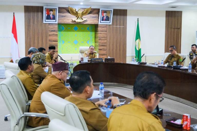 Pj. Bupati Kabupaten Musi Banyuasin, Sandi Fahlepi, memimpin Rapat Koordinasi (Rakor) Penyusunan Laporan Evaluasi Kinerja Pj. Bupati Muba Triwulan I, di Ruang Rapat Serasan Sekate Sekretariat Daerah (Setda) Kabupaten Muba, pada hari Selasa tanggal 2 Juli 2024. (Bekisar Media / Eka Sahputra)