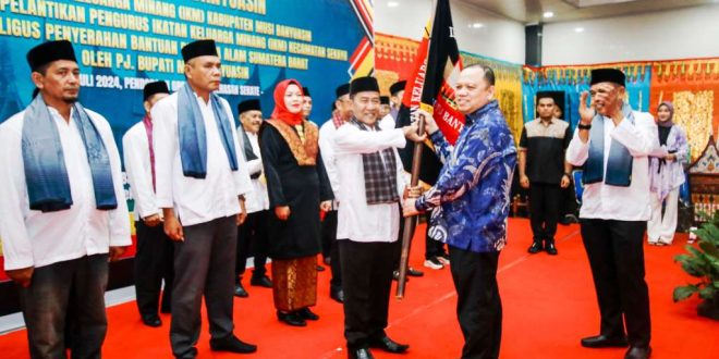 Pj. Bupati Kabupaten Musi Banyuasin, Sandi Fahlepi, saat menghadiri acara pelantikan pengurus Ikatan Keluarga Minang (IKM) Kecamatan Sekayu di Pendopoan Griya Bumi Serasan Sekate, pada hari Rabu tanggal 3 Juli 2024. (Bekisar Media / Eka Sahputra)