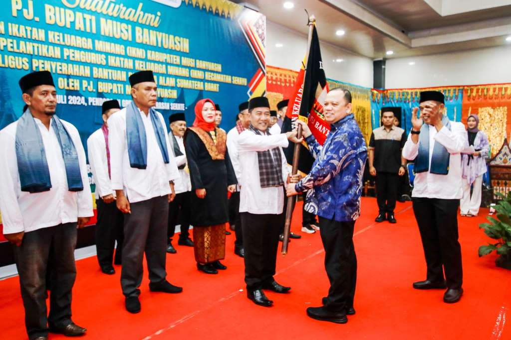 Pj. Bupati Kabupaten Musi Banyuasin, Sandi Fahlepi, saat menghadiri acara pelantikan pengurus Ikatan Keluarga Minang (IKM) Kecamatan Sekayu di Pendopoan Griya Bumi Serasan Sekate, pada hari Rabu tanggal 3 Juli 2024. (Bekisar Media / Eka Sahputra)