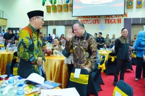 Pj. Bupati Kabupaten Musi Banyuasin, Sandi Fahlepi, menyapa Bupati Kabupaten Penukal Abab Lematang Ilir, Heri Amalindo, saat menghadiri High Level Meeting Tim Pengendalian Inflasi Daerah (TPID) Provinsi di Auditorium Graha Bina Praja, Kantor Gubernur Provinsi Sumatera Selatan (Sumsel), pada hari Kamis tanggal 4 Juli 2024. (bekisarmedia/raam)