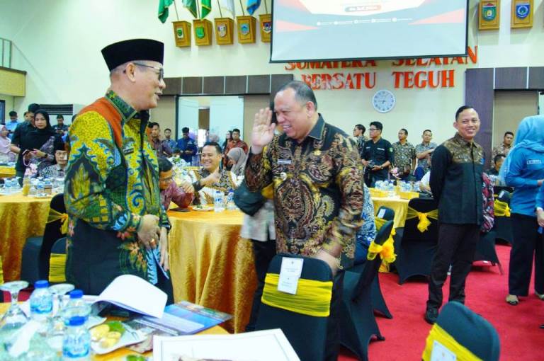 Pj. Bupati Kabupaten Musi Banyuasin, Sandi Fahlepi, menyapa Bupati Kabupaten Penukal Abab Lematang Ilir, Heri Amalindo, saat menghadiri High Level Meeting Tim Pengendalian Inflasi Daerah (TPID) Provinsi di Auditorium Graha Bina Praja, Kantor Gubernur Provinsi Sumatera Selatan (Sumsel), pada hari Kamis tanggal 4 Juli 2024. (bekisarmedia/raam)
