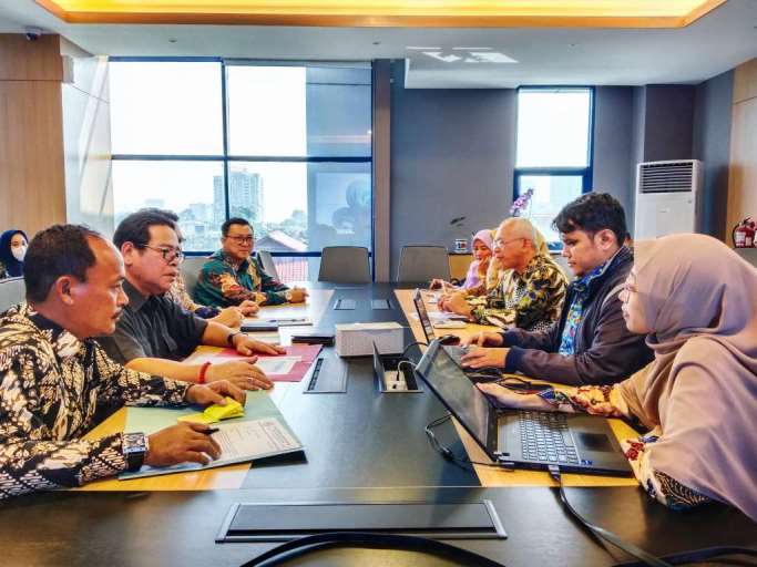 Perwakilan DPRD dan Pemkab Muba Berdialog dengan Kementerian Kesehatan Republik Indonesia yang diwakili oleh Analisis Perencanaan dan Pengadaan ASN di Bidang Kesehatan, di Kantor Kementerian Kesehatan, pada hari Jum'at tanggal 5 Juli 2024. (Bekisar Media / Eka Sahputra)
