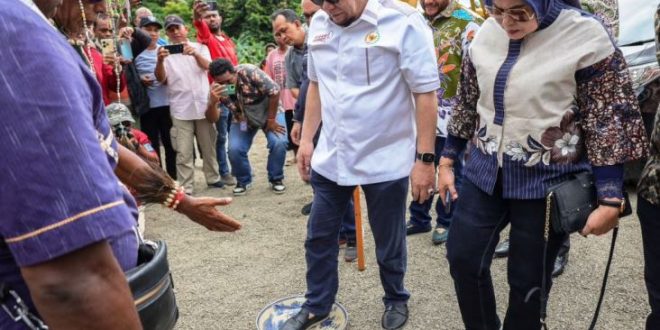 Ketua Dewan Perwakilan Daerah Republik Indonesia, LaNyalla Mahmud Mattalitti, menghadiri acara eletakan batu pertama SMK Papua Bangkit dan pendirian Sekolah Sepak Bola Kaki Belanda yang dilaksanakan secara bersamaan di Sorong Papua Barat Daya, pada hari Sabtu tanggal 6 Juli 2024. (foto : DPD RI)
