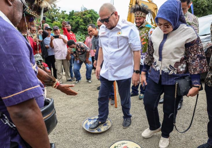 Ketua Dewan Perwakilan Daerah Republik Indonesia, LaNyalla Mahmud Mattalitti, menghadiri acara eletakan batu pertama SMK Papua Bangkit dan pendirian Sekolah Sepak Bola Kaki Belanda yang dilaksanakan secara bersamaan di Sorong Papua Barat Daya, pada hari Sabtu tanggal 6 Juli 2024. (foto : DPD RI)