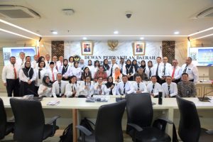 Kepala Biro Protokol Humas dan Media (PHM) Sekretariat Jenderal (Setjen) Dewan Perwakilan Daerah (DPD) Republik Indonesia (RI), Mahyu Darma, foto bersama peserta diklat Pelatihan Kepemimpinan Administrator (PKA) Angkatan II Kementerian Kesehatan (Kemenkes) Republik Indonesia, di Kompleks Parlemen, Senayan, Jakarta, hari Selasa tanggal 9 Juli 2024. (Bekisar Media / Biro Pemberitaan dan Media DPD RI)